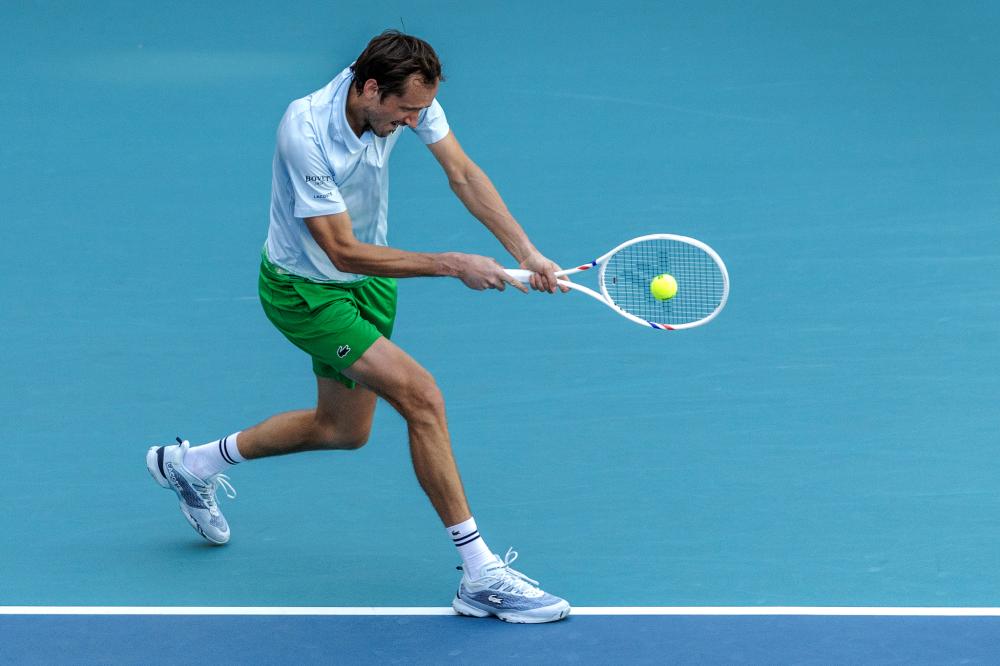 篮球湖人球员场上表现赢得媒体好评